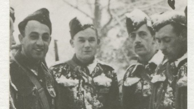 Výcvik parašutistů ve Velké Británii. František Bogataj je druhý zleva.