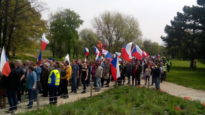 Průvod příznivců Bloku proti islámu na Letné.