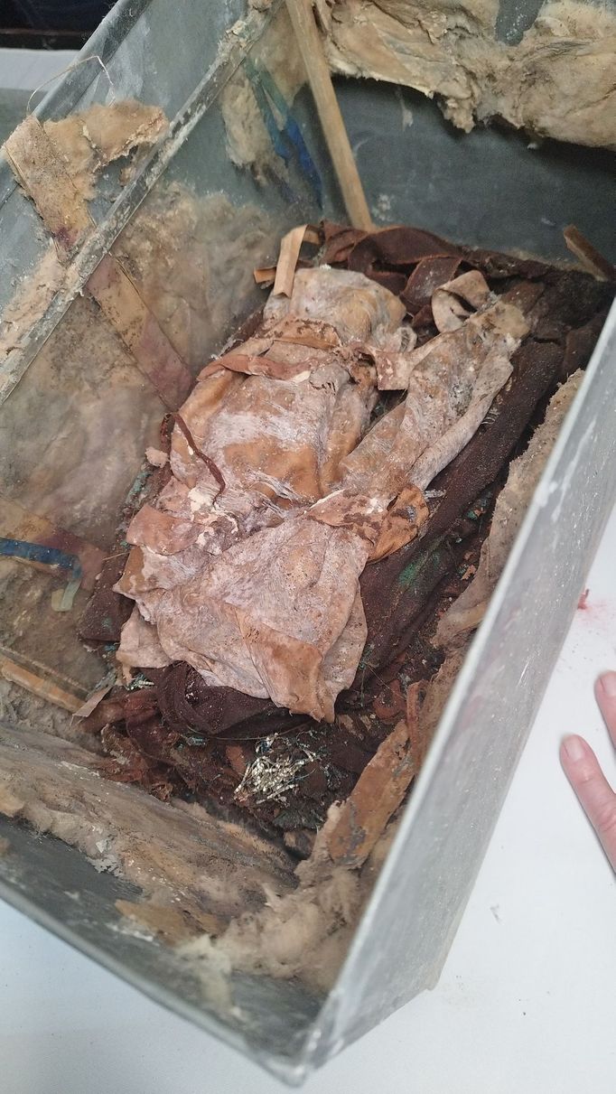 Vyzvedávání schrány s ostatky Arnošta z Pardubic.