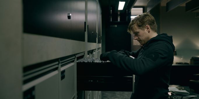 Jack Lowden jako River.