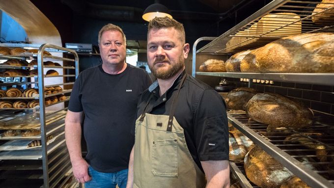 Upéct chleba je umění, lidé si rádi připlatí, tvrdí Islanďané. Chodí k nim celá Praha