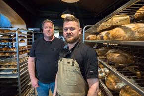 Upéct chleba je umění, lidé si rádi připlatí, tvrdí Islanďané. Chodí k nim celá Praha