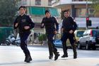 Řecká policie postřelila převáděče, který vezl deset migrantů