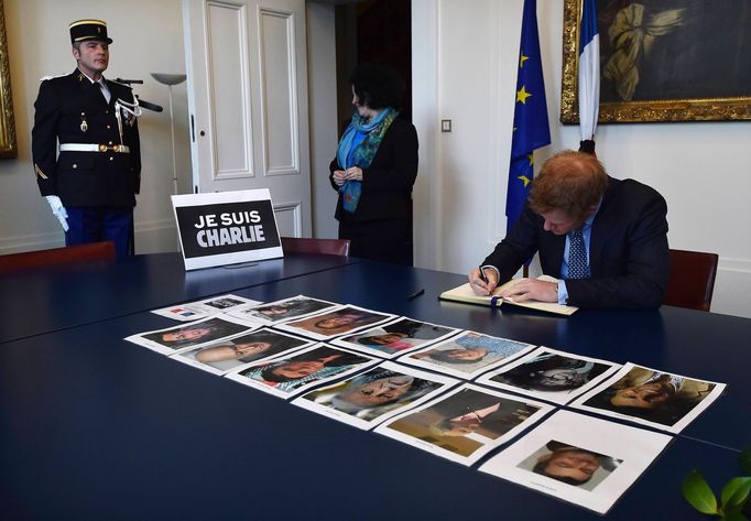 Britský princ Henry píše svůj vzkaz do kondolenční  knihy na francouzské ambasádě v Londýně.