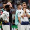 Smutní hráči Tottenhamu po prohraném finále Ligy mistrů s Lvierpoolem