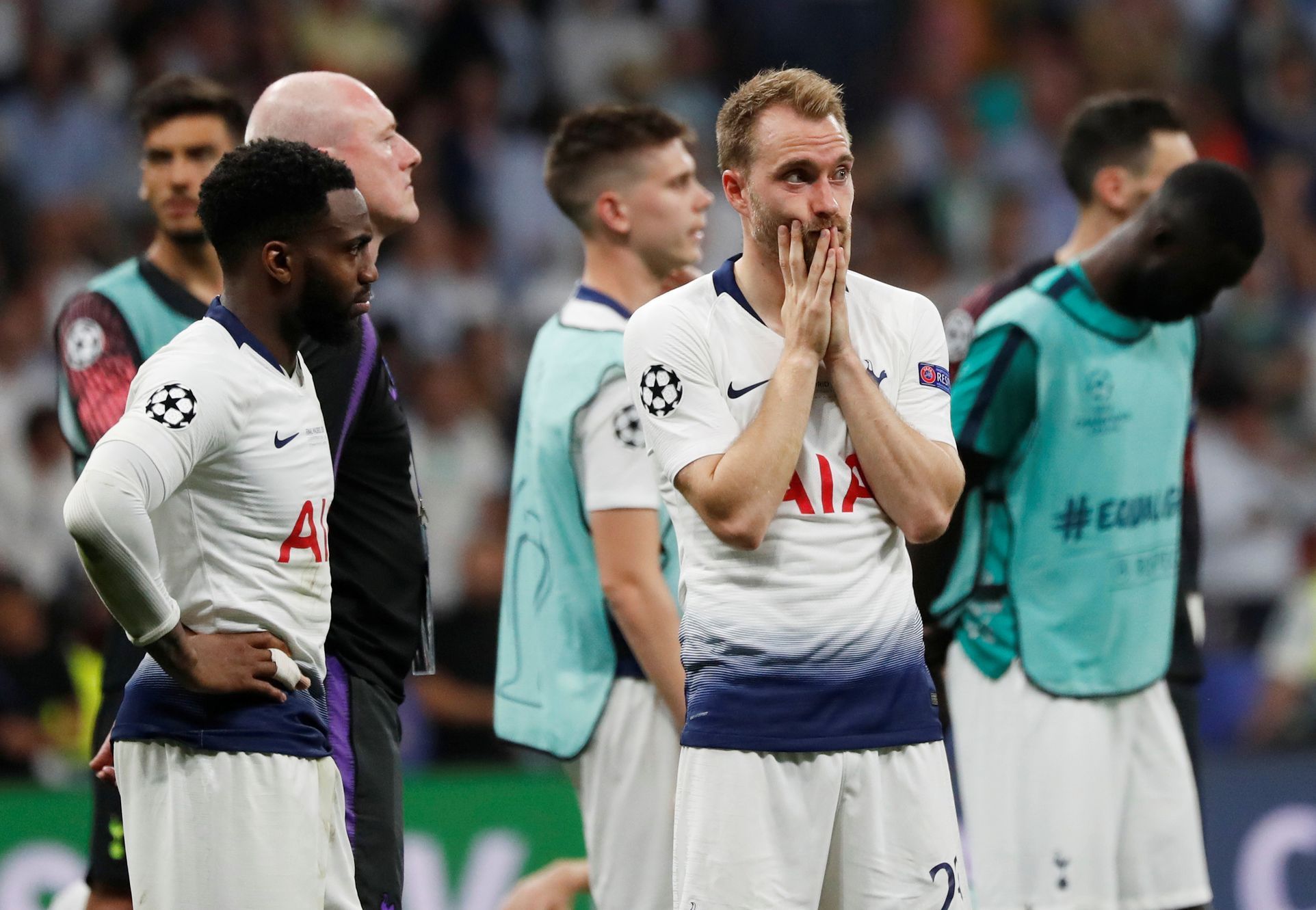 Smutní hráči Tottenhamu po prohraném finále Ligy mistrů s Lvierpoolem