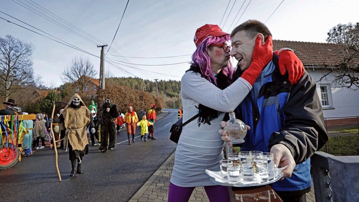 Ženy se převlékají za muže a muži za ženy. Maskami zahání nemoci a zlé démony; Zdroj foto: Libor Fojtík