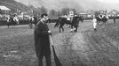 Legendární startér Velké pardubické Jiří Šindler odstartoval i mnoho ročníků derby v Chuchli.  Foto z cca 70 - 80. let.