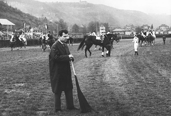 Legendární startér Velké pardubické Jiří Šindler odstartoval i mnoho ročníků derby v Chuchli.  Foto z cca 70 - 80. let.