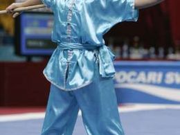 Jedenáctiletý Vatche Nikoghossian z Libanonu předvádí na Asijských hrách své schopnosti v bojovém umění Wu-šu, cvičí s dřevěnou tyčí zvanou Kun.