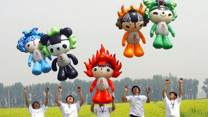 Maskot olympijských her Fuwa pětkrát jinak. Snímek z května 2008.