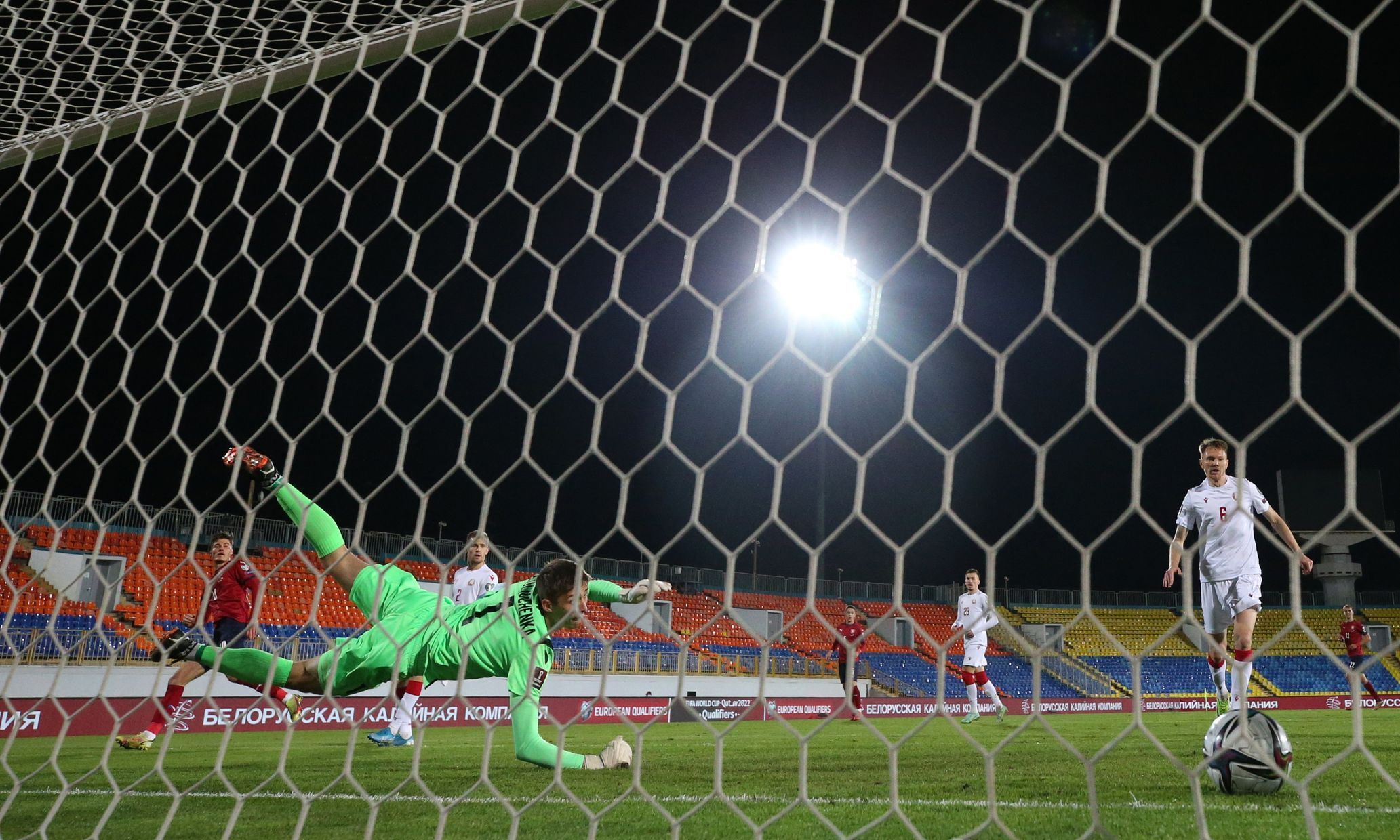 Patrik Schick dává gól v zápase skupiny E kvalifikace MS Bělorusko - Česko
