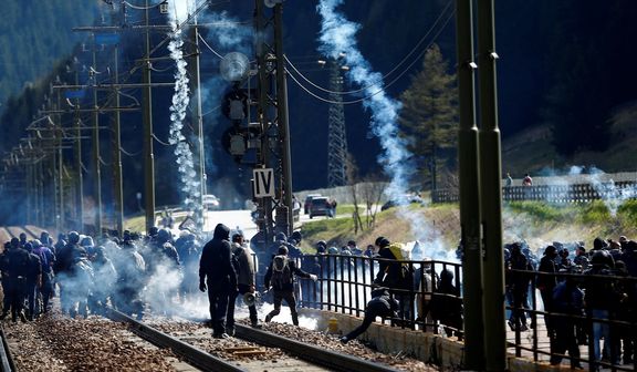 Střet demonstrantů s policií v Brennerském průsmyku
