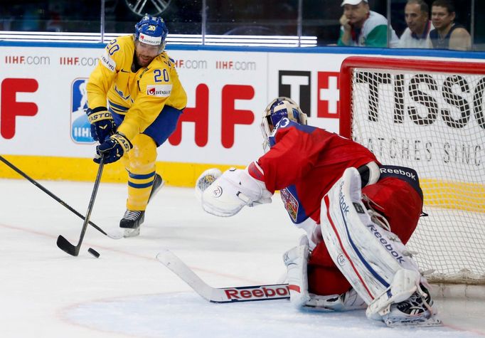 Sweden's Joel Lundqvist (L) challenges goalie Alexander Salak of the Czech Republic (R) reacts during the first period of their men's ice hockey World Championship bronze