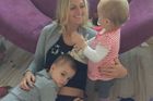 Začneme u tenisu. Petra Kvitová využila toho, že může být s rodinou, a stala se na chvíli hodnou tetičkou.