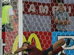Italský gólman Buffon naráží hlavou do tyčky při krytí střely Ukrajinců.