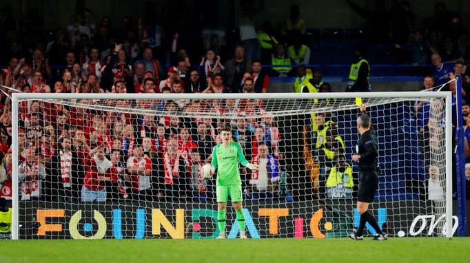 fotbal, odveta čtvrtfinále Evropské ligy, Chelsea - Slavia, Kepa Arizabalaga dostává žlutou kartu za zdržování