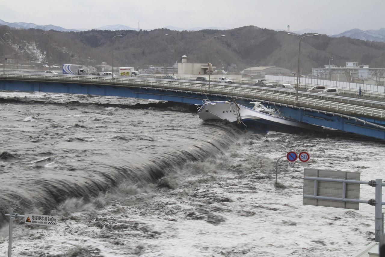 волна цунами в японии
