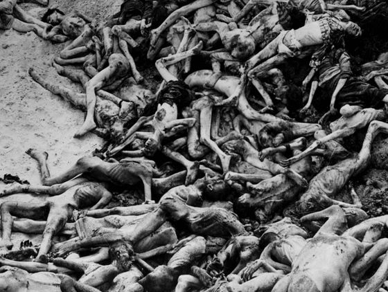 15. dubna 1945. Spojenecké jednotky při osvobození Bergen-Belsenu nacházejí tábor plný mrtvol.