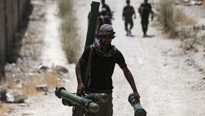 Bojovníci Svobodné syrské armády na předměstí Damašku. Ilustrační foto.