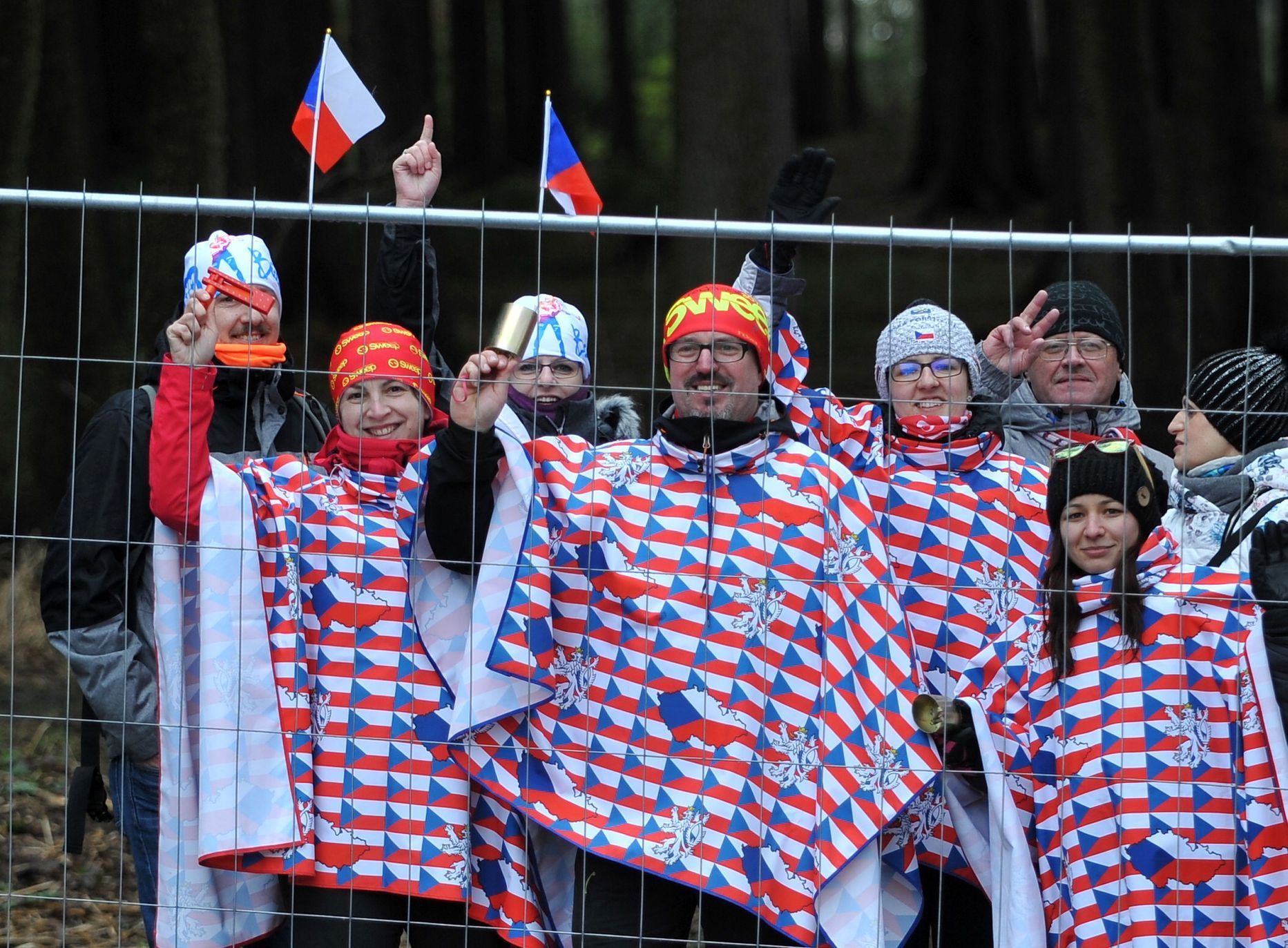 Fanoušci za plotem areálu Vysočina Arény sledují štafety v rámci SP v Novém Městě na Moravě