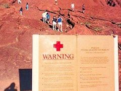 Varování návštěvníků před výstupem na Uluru. Místní zachranáři si stěžují na turisty, kteří přecení své síly a uprostřed výstupu zkolabují.