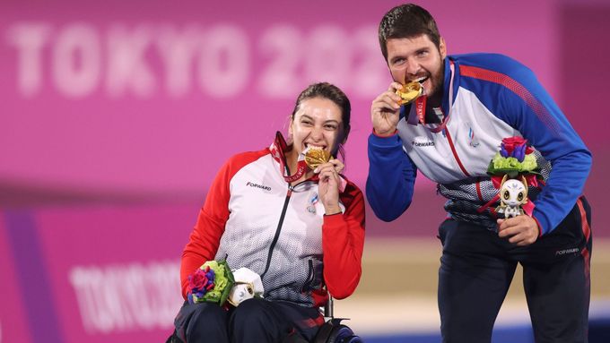 Ruští paralympijští vítězové v lukostřelbě z Tokia 2021 Margarita Sidorenková a Kirill Smirnov