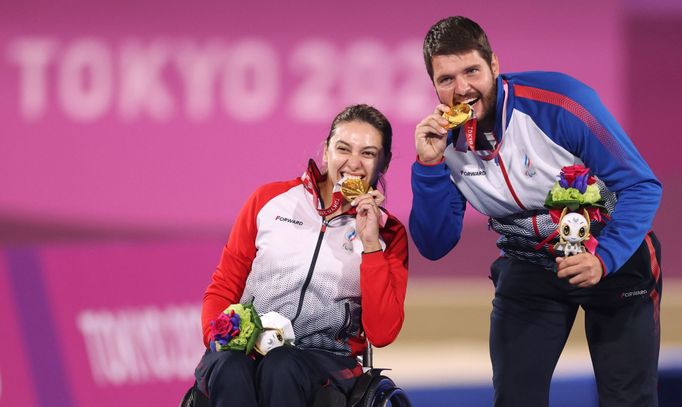 Ruští paralympijští vítězové v lukostřelbě z Tokia 2021 Margarita Sidorenková a Kirill Smirnov