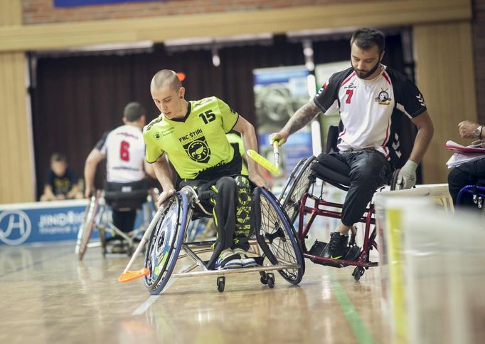 Souboj kolo na kolo ve kterém má navrch hráč č.15 Ivan Nestával.