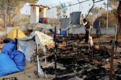 Běženci zapálili tábor v Řecku poté, co ve stanu nešťastnou náhodou uhořela žena s dítětem