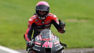 Aleix Espargaro na Aprílii slaví vítězství ve VC Británie MotoGP 2023
