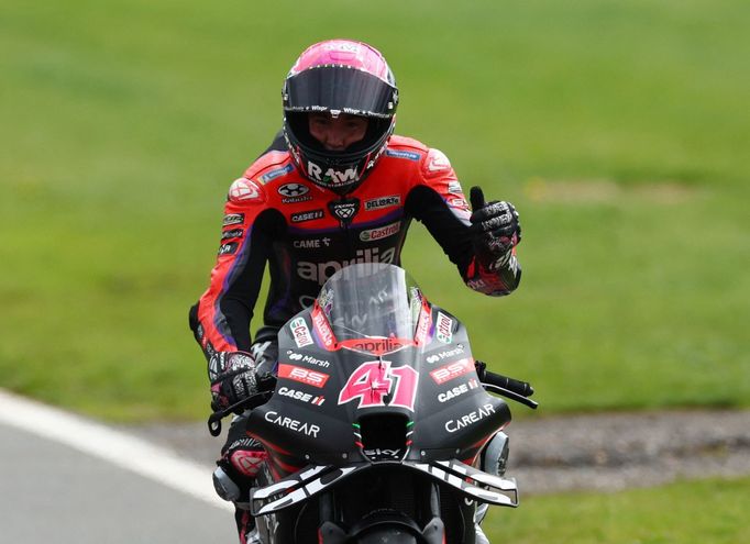 Aleix Espargaro na Aprílii slaví vítězství ve VC Británie MotoGP 2023