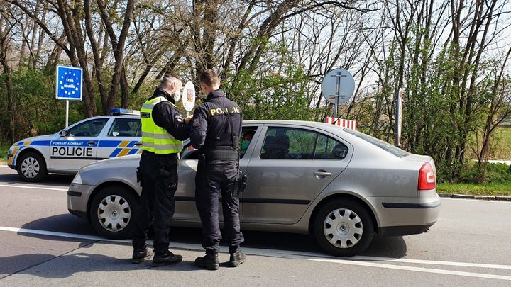 Do Česka budou moct za prací cestovat občané Evropské unie, musí mít negativní test