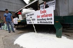 Němečtí farmáři opustili mlékárny. Stávkují u obchodů
