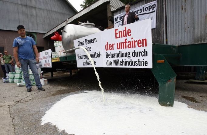 A milk producer spills his produce on the ground during a protest by milk producers from Belgium and Germany in Buellingen, eastern Belgium, May 29, 2008. The producers were protesting against the constant decrease of milk prices. REUTERS/Sebastien Pirlet (BELGIUM)