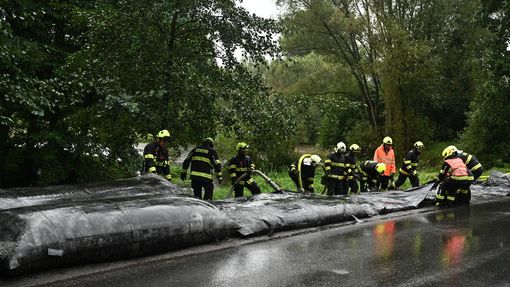 Hasiči kvůli hrozícím povodním zahájili práce na protipovodňových opatřeních na řece Jizeře.