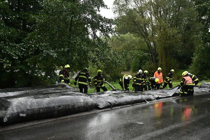 Hasiči kvůli hrozícím povodním zahájili práce na protipovodňových opatřeních na řece Jizeře.