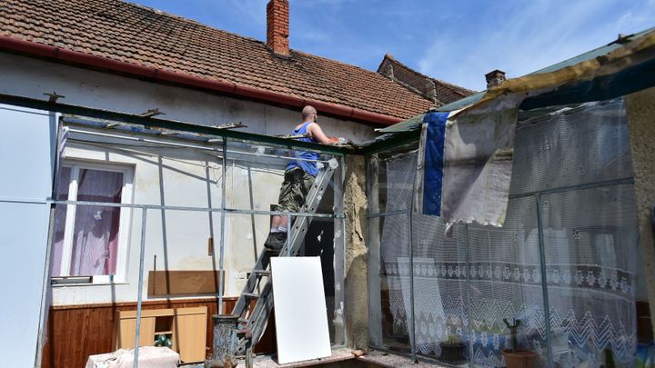 Foto: Tornádo v Lanžhotě vyvrátilo stromy a poškodilo domy. Hasiči rozebírali střechy; Zdroj foto: ČTK