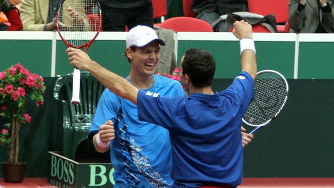 Tomáš Berdych a Radek Štěpánek se radují. Porazili dvojici Rochus-Vliegen a Česká republika tak postupuje do dalšího kola Davis Cupu.