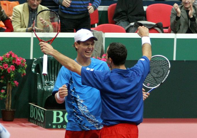 Tomáš Berdych a Radek Štěpánek se radují. Porazili dvojici Rochus-Vliegen a Česká republika tak postupuje do dalšího kola Davis Cupu.