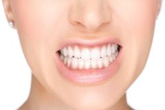 Zapomeňte na klapačky. Japonci zkouší lék, co vám vyčaruje třetí sadu zubů