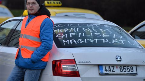 Hrstková: Stávka na magistrále taxikářům sympatie nepřidá. Ale ani magistrátu