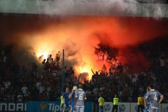 Fanoušci Hajduku zapálili fasádu domu v centru Liberce