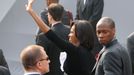 Michelle Obamová v hloučku bodyguardů.