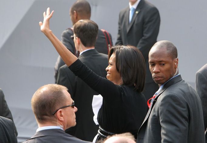 Michelle Obamová v hloučku bodyguardů.