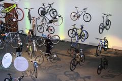 Ohlédnutí za Designblokem: levitující kola, chytrý bicykl a držák na zeď ve tvaru srdce