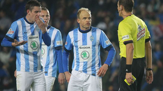 Boleslavští fotbalisté spílají Pavlu Královcovi, že uznal vyrovnávací gól Sparty, kterému podle nich předcházel faul na Ondřeje Zahustela (vlevo).