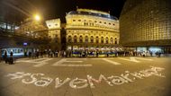 Snímky Radka Vnenčáka dokonale zachycují krásu noční Prahy. Přesto se fotografováním neživí a nechává si jej jako svého největšího koníčka. "Přestože jsem fotil mnoho zajímavých věcí, za největší úspěch uplynulého roku považuji možnost připravit pro hlavní město Prahu kalendář na rok 2023," říká muž, jehož záběry znají čtenáři i ze stránek Magazínu Aktuálně.cz. Tento snímek zachycuje akci na podporu Ukrajiny, která se odehrála na náměstí Václava Havla.