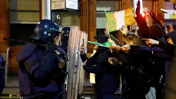 Dublinem po útoku zmítají nepokoje. Demonstranti se střetli s policií, zapalují auta