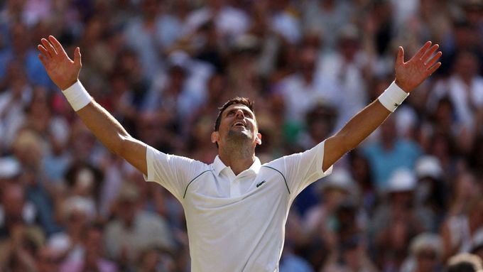 Novak Djokovič po vítězství na Wimbledonu. Už sedmém v kariéře.